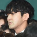 Siwon terlihat sedih dan berwajah pucat saat hadir di prosesi pemakaman Jonghyun.