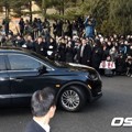 Peti jenazah Jonghyun dibawa dari rumah duka menuju pemakaman.