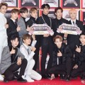 Tak ketinggalan, adapula Seventeen yang hadir tanpa The8 di KBS Gayo Daechukje 2017.