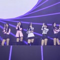 G-Friend membuka penampilannya di KBS Gayo Daechukje 2017 dengan membawakan lagu 'Fingertip'.