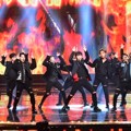 Wanna One tampak begitu bersemangat membawakan 'Burn it Up' di KBS Gayo Daechukjae 2017.