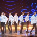 Trainee pria 'The Unit' pun membuka penampilan di KBS Gayo Daechukjae 2017 dengan nge-dance lagu 'Stay'.