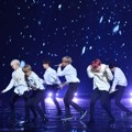 Bangtan Boys mengawali penampilan di KBS Gayo Daechukjae 2017 dengan lagu  'Spring Day'.