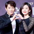 Ji Sung dan Lee Bo Young tampak serasi di Red Carpet SBS Drama Awards 2017