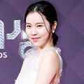 Senyum manis Kim Ye Won di Red Carpet SBS Drama Awards 2017