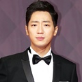 Lee Sang Yeob tampil ganteng di Red Carpet SBS Drama Awards 2017