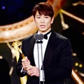 Ji Sung menyabet Daesang berkat "Defendant" di SBS Drama Awards 2017