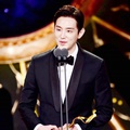 Kwon Yool menyabet Excellence Actor berkat "Whisper" di SBS Drama Awards 2017