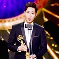 Lee Sang Yeob mengantongi trofi Excellence Actor di SBS Drama Awards 2017