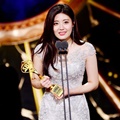 Nam Ji Hyun menyabet trofi Excellence Actress berkat "Suspicious Partner" di SBS Drama Awards 2017