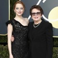 Emma Stone dan Billie Jean King kompak di Red Carpet Golden Globe Awards 2018.