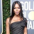 Naomi Campbell juga tampil maksimal di Red Carpet Golden Globe Awards 2018.