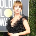 Meski tak masuk  nominasi, Lily James tetap cantik di Red Carpet Golden Globe Awards 2018.