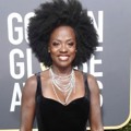 Viola Davis ikut berpose di Red Carpet Golden Globe Awards 2018.