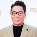 Yoon Jong Shin yang tahun lalu sukses dengan single 'Like This' hadir di red carpet Golden Disc Awards 2018.
