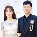 Lee Sung Kyung dan Lee Seung Gi yang juga memandu acara datang bergandengan tangan di red carpet Golden Disc Awards 2018.