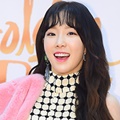 Tae Yeon datang mewakili rekan-rekannya di Girls' Generation dan tampil manis di red carpet Golden Disc Awards 2018.