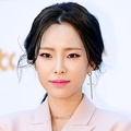 Sudah sembuh dari sakit, Heize datang dengan rambut dikuncir di red carpet Golden Disc Awards 2018.