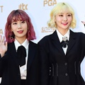 Personel duo Bolbbalgan4 juga tak kalah mempesona di red carpet Golden Disc Awards 2018.