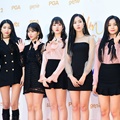 Keenam personel G-Friend dandan cantik mengenakan dress dan rok mini di red carpet Golden Disc Awards 2018.