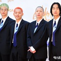 Para personel Hyukoh berbalut setelan jas di red carpet Golden Disc Awards 2018.