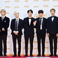 Bangtan Boys yang hadir di 2 hari acara kompak mengenakan setelan jas di red carpet Golden Disc Awards 2018.