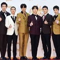 Para member EXO memamerkan pesona mereka dengan mengenakan setelan jas empat warna di red carpet Golden Disc Awards 2018.