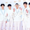 BTOB kompakan dengan hadir berbalut setelan jas serba putih di red carpet Golden Disc Awards 2018.