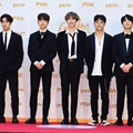 Para personel GOT7 tampil memukau berbalut setelan jas hitam dan kemeja putih di red carpet Golden Disc Awards 2018.