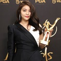 Ailee yang meraih penghargaan Best OST di di Golden Disc Awards 2018 tengah memegang piala miliknya.
