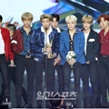 Bangtan Boys memberikan pidato penghargaan saat meraih trofi Disc Daesang di Golden Disc Awards 2018.