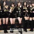 Para personel G-Friend berfoto bersama sambil memamerkan trofi Best Female Group usai gelaran Golden Disc Awards 2018.