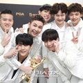 Para personel BTOB berfoto bersama sambil memamerkan trofi Best Male Group usai gelaran Golden Disc Awards 2018.