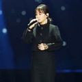 Lee Hi menyajikan penampilan spesial untuk mengenang mendiang Jonghyun dengan menyanyikan 'Breathe' di Golden Disc Awards 2018.