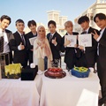EXO berpose dengan reporter media Dubai setelah wawancara.