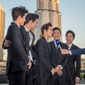 Tampak EXO diwawancara oleh media dengan latar belakang gedung tertinggi Burj Khalifa.