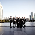 Tanpa D.O. dan Lay, EXO berpose sebelum premier Dubai Fountain Show dimulai.
