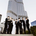 EXO berpose dengan salah satu sosok berpengaruh di Dubai setelah pertunjukan Dubai Fountain Show.