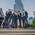 Tampaknya EXO tak ingin meninggalkan tempat tersebut dan foto dengan latar belakang gedung Burj Khalifa