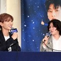 Leeteuk dan Heechul menjawab pertanyaan di jumpa pers variety show 'Super TV'