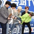 Eunhyuk dikerjain Leeteuk cs di jumpa pers variety show 'Super TV'