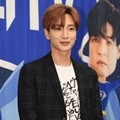 Pose keren Leeteuk di jumpa pers variety show 'Super TV'