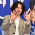 Pose keren Heechul di jumpa pers variety show 'Super TV'