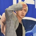 Pose keren Yesung di jumpa pers variety show 'Super TV'