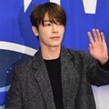 Pose keren Donghae di jumpa pers variety show 'Super TV'