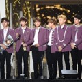 Wanna One Raih Piala Rookie Award