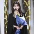 IU Raih Piala Record of the Year (Album)