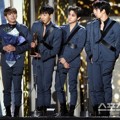 Monsta X Raih Piala Discovery of the Year Award