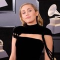 Miley Cyrus terlihat sanggup menyaingi pesona Lady GaGa dengan balutan jumpsuit.