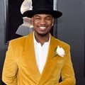 Senada dengan rekan lain, Ne-Yo ikut menyematkan mawar putih di dadanya.